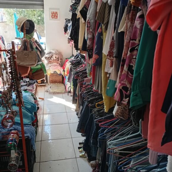 Bazar Solidário Mãos que Acolhem: Moda que Transforma Vidas!